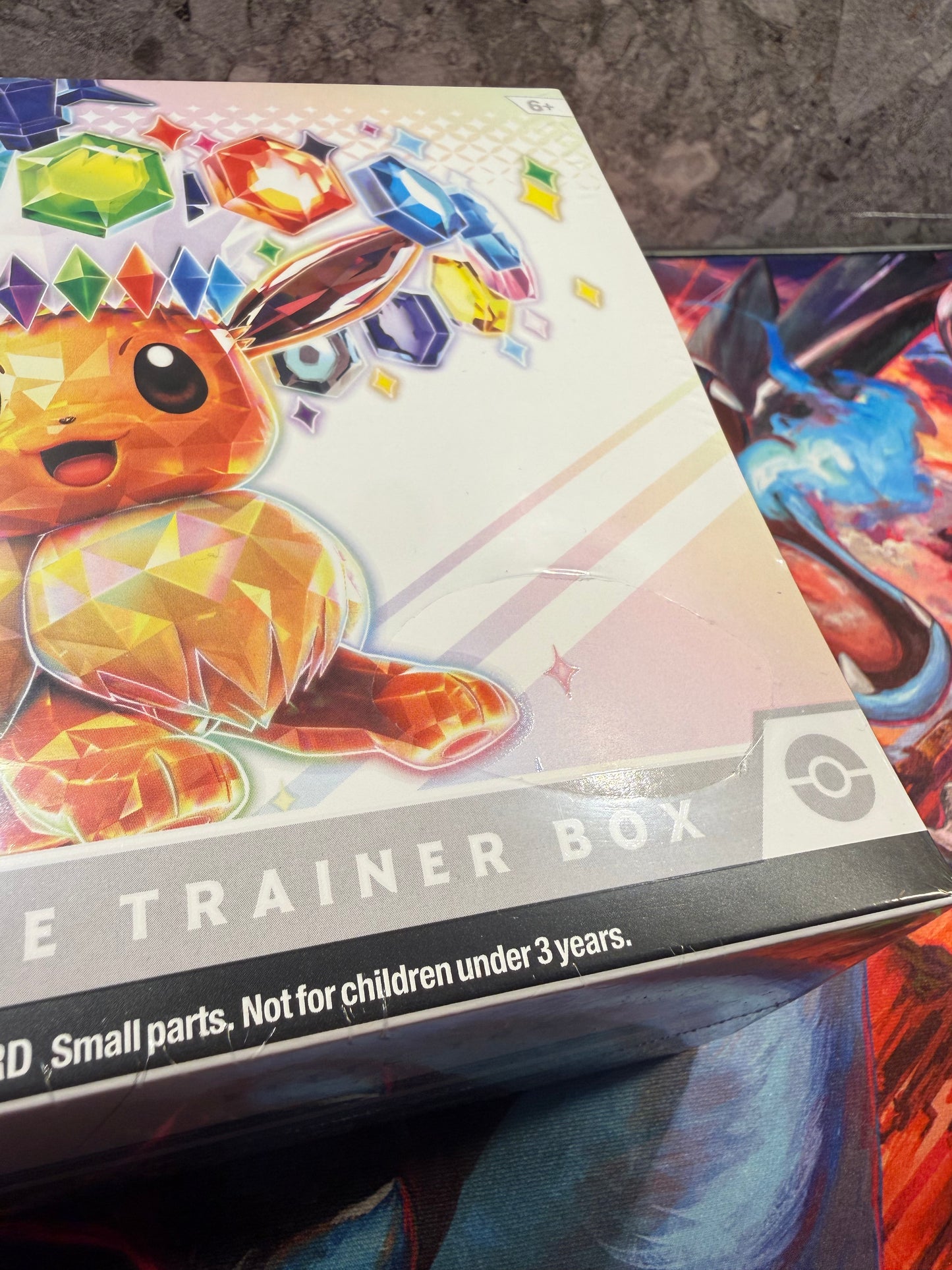 Pokemon Prismatic Evolutions Elite Trainer Box – B-Grade (Skadad förpackning)